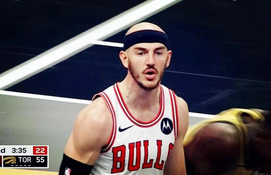 公牛球星三分绝杀，全场观众热烈欢呼，看到那个具有作品一次.